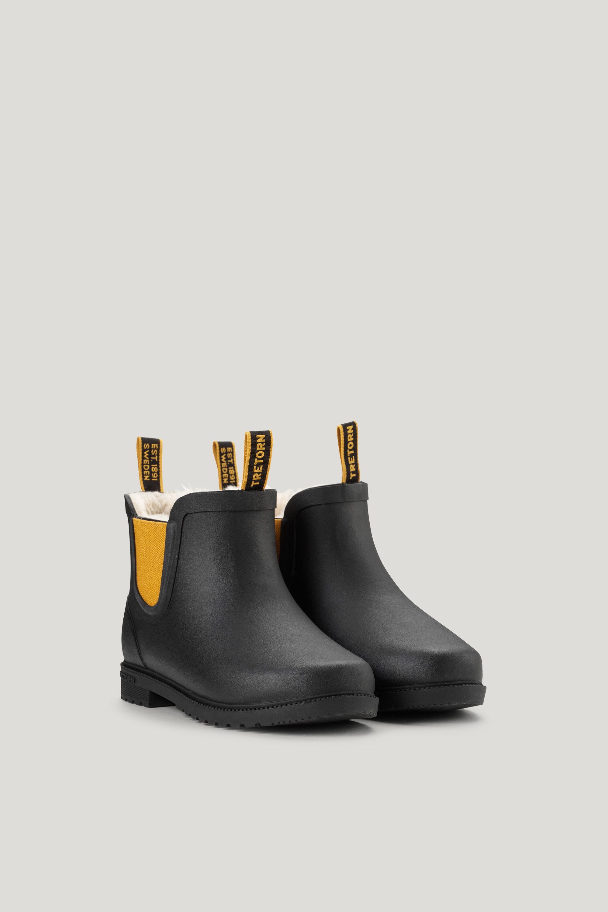 Kids Chelsea winter lined boot for children in the colour black and yellow